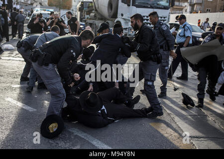 Bnei Brak, Israel. 22 Mär, 2018. Israelische Polizisten versuchen, ultra-orthodoxe jüdische Demonstranten während einer Demonstration gegen die israelische Armee die Wehrpflicht in Bnei Brak, Israel, 22. März 2018 aufzulösen. Credit: Ilia Yefimovich/dpa/Alamy leben Nachrichten Stockfoto