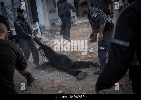 Bnei Brak, Israel. 22 Mär, 2018. Israelische Polizisten versuchen, ultra-orthodoxe jüdische Demonstranten während einer Demonstration gegen die israelische Armee die Wehrpflicht in Bnei Brak, Israel, 22. März 2018 aufzulösen. Credit: Ilia Yefimovich/dpa/Alamy leben Nachrichten Stockfoto