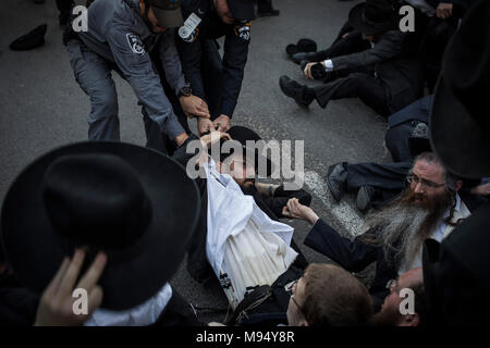 Bnei Brak, Israel. 22 Mär, 2018. Israelische Polizisten versuchen, ultra-orthodoxe jüdische Demonstranten während einer Demonstration gegen die israelische Armee die Wehrpflicht in Bnei Brak, Israel, 22. März 2018 aufzulösen. Credit: Ilia Yefimovich/dpa/Alamy leben Nachrichten Stockfoto