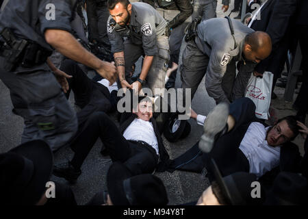 Bnei Brak, Israel. 22 Mär, 2018. Israelische Polizisten versuchen, ultra-orthodoxe jüdische Demonstranten während einer Demonstration gegen die israelische Armee die Wehrpflicht in Bnei Brak, Israel, 22. März 2018 aufzulösen. Credit: Ilia Yefimovich/dpa/Alamy leben Nachrichten Stockfoto