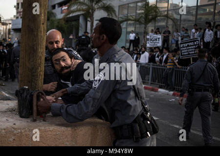 Bnei Brak, Israel. 22 Mär, 2018. Eine ultra-orthodoxe jüdische Demonstrant Scharmützel mit der Polizei während einer Demonstration gegen die israelische Armee die Wehrpflicht in Bnei Brak, Israel, 22. März 2018. Credit: Ilia Yefimovich/dpa/Alamy leben Nachrichten Stockfoto