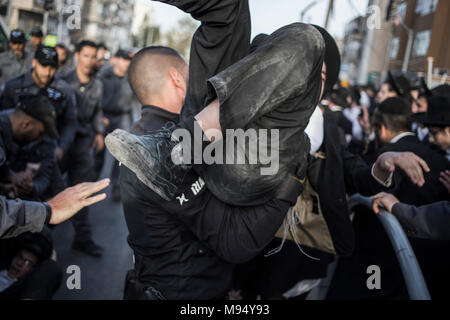 Bnei Brak, Israel. 22 Mär, 2018. Israelische Polizisten versuchen, ultra-orthodoxe jüdische Demonstranten während einer Demonstration gegen die israelische Armee die Wehrpflicht in Bnei Brak, Israel, 22. März 2018 aufzulösen. Credit: Ilia Yefimovich/dpa/Alamy leben Nachrichten Stockfoto
