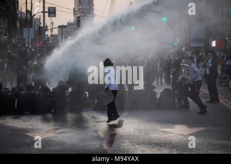 Bnei Brak, Israel. 22 Mär, 2018. Die israelische Polizei mit Wasser canon versucht, ultra-orthodoxe jüdische Demonstranten während einer Demonstration gegen die israelische Armee die Wehrpflicht in Bnei Brak, Israel, 22. März 2018 aufzulösen. Credit: Ilia Yefimovich/dpa/Alamy leben Nachrichten Stockfoto