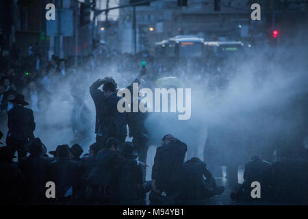 Bnei Brak, Israel. 22 Mär, 2018. Die israelische Polizei mit Wasser canon versucht, ultra-orthodoxe jüdische Demonstranten während einer Demonstration gegen die israelische Armee die Wehrpflicht in Bnei Brak, Israel, 22. März 2018 aufzulösen. Credit: Ilia Yefimovich/dpa/Alamy leben Nachrichten Stockfoto