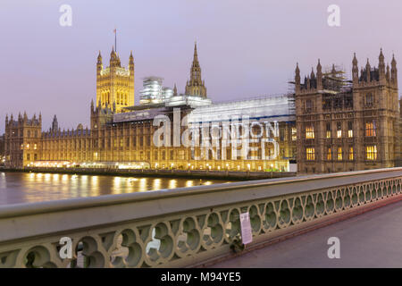 Houses of Parliament, Westminster, London, Großbritannien. 22. Mär 2018. Die # LondonUnited social media Hashtag ist auf der Hourses des Parlaments in London projiziert, der Jahrestag der Westminster Terroranschläge zu markieren. Die Installation ist Teil der Bürgermeister von London# LondonUnited Jubiläum Hommage an die Westminster, London Bridge, Finsbury Park und Parsons Green Angriffe. Credit: Imageplotter Nachrichten und Sport/Alamy leben Nachrichten Stockfoto