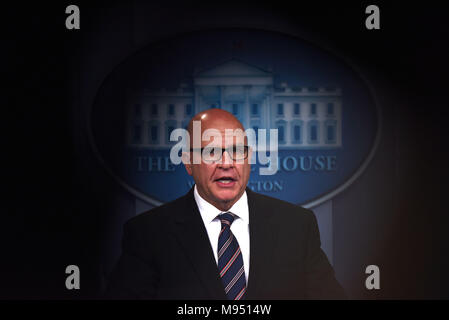 New York, USA. 22 Mär, 2018. Datei Foto am 16 Mai, 2017 zeigt H.R. McMaster beantwortet Fragen während einer Pressekonferenz im Weißen Haus in Washington, DC, USA. Us-Präsident Donald Trump Twitterte am 22. März 2018, John Bolton, ehemaliger US-Botschafter bei den Vereinten Nationen, wird die allgemeine H.R. McMaster seine neue nationale Sicherheitsberater ersetzen. Credit: Yin Bogu/Xinhua/Alamy leben Nachrichten Stockfoto