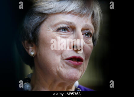 Brüssel, Belgien. 23 Mär, 2018. Der britische Premierminister Theresa May spricht mit Medien nach dem ersten Tag der Frühling EU-Gipfel EU-Zentrale in Brüssel, Belgien, am 23. März 2018. Credit: Ihr Pingfan/Xinhua/Alamy leben Nachrichten Stockfoto