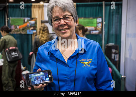 Reno, Nevada, USA. 22 Mär, 2018. DONNA R. SHOPE, eine Aviation Safety Inspector für die United States Forest Service, zeigt der Foto mit Maria Feik, die erste Frau, der Federal Aviation Administration Charles Taylor Kfz-meister Award Award erhalten. (Benannt ist der Preis für Mechaniker die Brüder Wright" und Ingenieur.) SHOPE ist die Teilnahme an der 29. jährlichen Frauen in der Luftfahrt internationale Konferenz am Reno-Sparks Convention Center als Aussteller aktiv zur Rekrutierung neuer Mitarbeiter. Credit: Tracy Barbutes/ZUMA Draht/Alamy leben Nachrichten Stockfoto