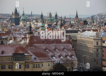 Blick von Letna Park über die Dächer und Kirchtürme in Stare Mesto, alten Viertel der Stadt - am 18. März 2018, in Prag, Tschechische Republik. Wie Rom, Prag ist auf sieben Hügeln erbaut. Stockfoto
