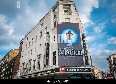 Der Roald Dahl Matilda, das Musical, im Cambridge Theatre am Earlham Street, im Londoner West End, Großbritannien Stockfoto