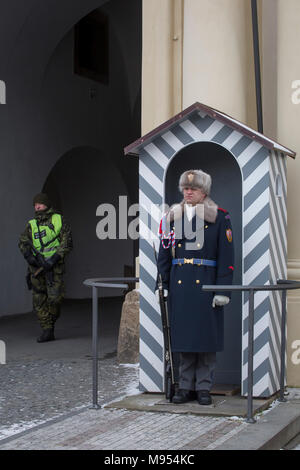 Ein Sentry trägt den Ruritanian Stil einheitliche außerhalb der Prager Burg, am Hradcany-Prazsky Hrad (Prager Burg), am 18. März 2018, in Prag, Tschechische Republik. Nach der Samtenen Revolution 1990, als das kommunistische Regime endete, Václav Havel, der erste Präsident der Tschechischen Republik wollte Uniformen seines Schutzvorrichtungen von der khaki unterschieden werden, um die Kommunisten trug und die wichtigsten in den Nachbarländern gefunden. Havel wählte Theodor Pistek, die tschechische Künstler- und Kostümbildner, die einen Academy Award für die besten Kostüme gewann für das Jahr 1984 Film Amadeus. Stockfoto