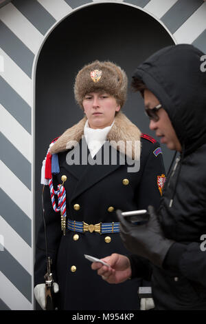 Ein Sentry trägt den Ruritanian Stil einheitliche außerhalb der Prager Burg, am Hradcany-Prazsky Hrad (Prager Burg), am 18. März 2018, in Prag, Tschechische Republik. Nach der Samtenen Revolution 1990, als das kommunistische Regime endete, Václav Havel, der erste Präsident der Tschechischen Republik wollte Uniformen seines Schutzvorrichtungen von der khaki unterschieden werden, um die Kommunisten trug und die wichtigsten in den Nachbarländern gefunden. Havel wählte Theodor Pistek, die tschechische Künstler- und Kostümbildner, die einen Academy Award für die besten Kostüme gewann für das Jahr 1984 Film Amadeus. Stockfoto