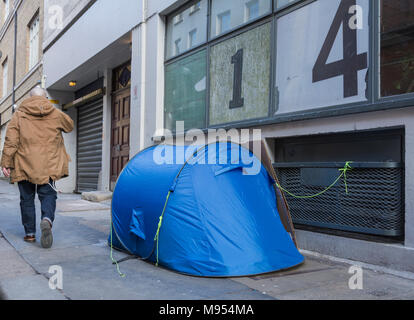 Raues Schlafen auf den Straßen - ein Zelt im Londoner West End, England, Großbritannien Stockfoto