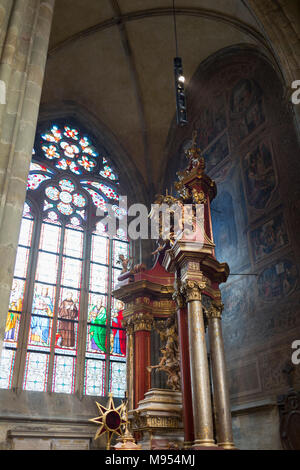 Die Kapelle St. Sigismund in St. Vitas Kathedrale in der Prager Burg, am 18. März 2018, in Prag, Tschechische Republik. Der Metropolitan Kathedrale des heiligen Veit, Wenzel und Adalbert ist eine römisch-katholische Kathedrale in Prag, dem Sitz des Erzbischofs von Prag. Bis 1997 war der Dom nur an Saint Vitus gewidmet, und es ist immer noch häufig nur als St. Veitsdom genannt. Diese Kathedrale ist ein prominentes Beispiel der gotischen Architektur und ist die größte und wichtigste Kirche im Land. Es ist innerhalb von Hradcany-Prazsky Hrad (Prager Burg) in der tschechischen Hauptstadt. Stockfoto