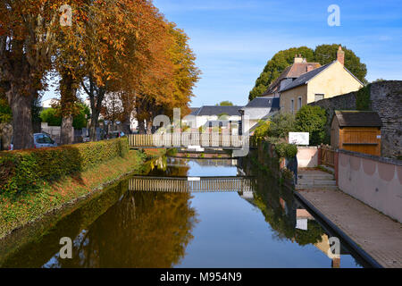 Der Huisne Fluss mit Reflexion an La-Ferté-Bernard, eine französische Gemeinde im Département Sarthe und in der Region Pays-de-la-Loire in Frankreich. Stockfoto