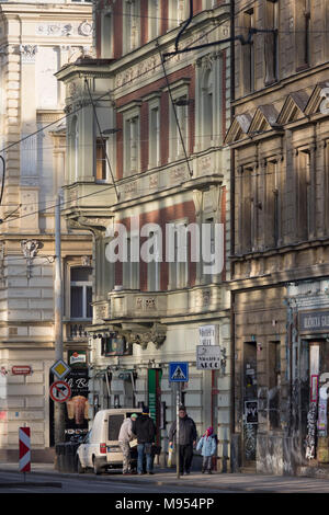 Das reflektierte Licht von einem in der Nähe gelegenen Platte Glas Gebäude, beleuchtet ältere Architektur auf Dukelskych hrdinu Straße, Stadtteil Holesovice, Prag 7, am 19. März 2018, in Prag, Tschechische Republik. Stockfoto