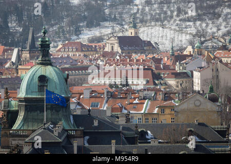 Nach Westen Blick von Letna Park im Stadtteil Hradschin und die Karlsbrücke über die Moldau, in denen die EU und die Tschechische Flaggen über eine Regierung Gebäude fliegen, am 18. März 2018, in Prag, Tschechische Republik. Wie Rom, Prag ist auf sieben Hügeln erbaut. Stockfoto