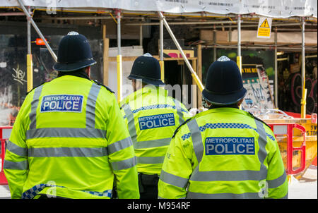 Bobbies auf dem Schlag auf der Berwick Street in Soho in London, Großbritannien Stockfoto