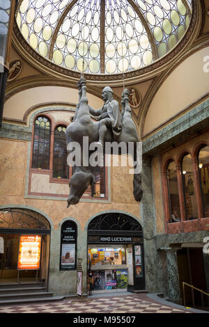 In der marmorierte Atrium, wo die Eintrittskarten für das Kino gekauft werden können, hängt David Cerny die Skulptur namens Kun, eine Skulptur des Hl. Wenzel auf dem Wenzelsplatz in Lucerna Galerie, am 19. März 2018, in Prag, Tschechische Republik. Lucerna ist die eleganteste von vielen Einkaufspassagen Nove Mesto's läuft durch den Jugendstil Lucerna (1920), zwischen Stepanska und Vodickova Straße. Der Komplex wurde entworfen von Vaclav Havel (Großvater des ehemaligen Präsidenten), und ist teilweise noch im Familienbesitz. Es umfasst Theater, ein Kino, Geschäfte, einen Rock Club und mehrere Cafes und Stockfoto