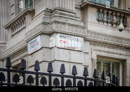 Whitehall und Downing Street Zeichen an der Ecke von der Abteilung für Verlassen des EU-Gebäude. Stockfoto