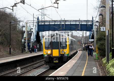 London Northwestern Railway Klasse 350 elektrische Zug am Bahnhof Canley, Coventry, West Midlands, UK Stockfoto