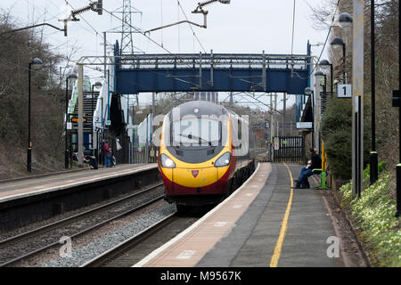 Virgin Trains Pendolino elektrische Zug durch Canley Station, Coventry, West Midlands, UK Stockfoto