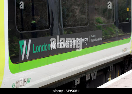 London Northwestern Railway Klasse 350 elektrische Zug am Bahnhof Canley, Coventry, West Midlands, UK Stockfoto