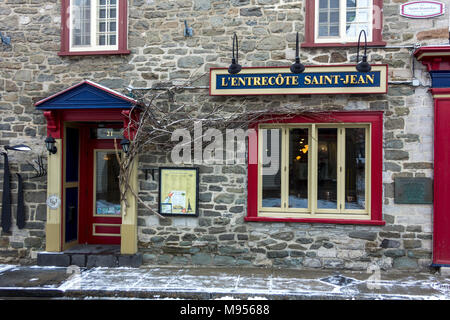 Charmante gemauerten Pariser Bistro, Entrecote Saint Jean, auf der Rue Saint-Jean in der Altstadt von Quebec City, Quebec, Kanada Stockfoto