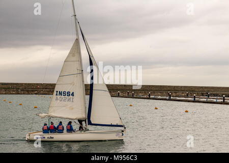 Ein kleines Boot in den Hafen von Dun Laoghaire, Dublin, Irland. Stockfoto