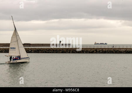 Ein kleines Boot in den Hafen von Dun Laoghaire, Dublin, Irland. Stockfoto