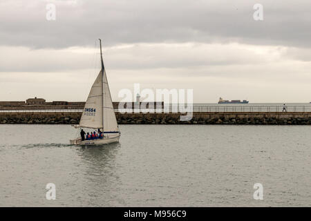 Ein kleines Boot in den Hafen von Dun Laoghaire, Dublin, Irland. Stockfoto