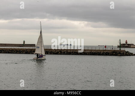 Ein kleines Boot in den Hafen von Dun Laoghaire, Dublin, Irland. Stockfoto