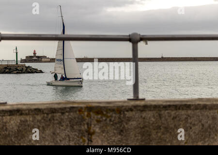 Ein kleines Boot in den Hafen von Dun Laoghaire, Dublin, Irland. Stockfoto