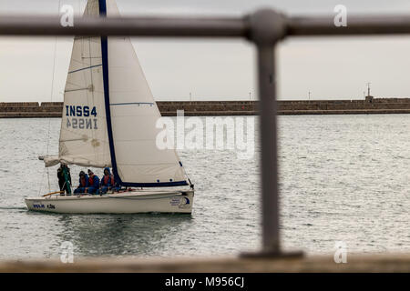 Ein kleines Boot in den Hafen von Dun Laoghaire, Dublin, Irland. Stockfoto