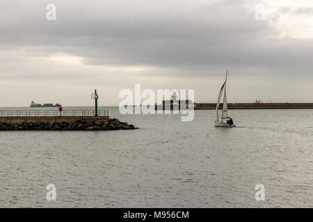 Ein kleines Boot in den Hafen von Dun Laoghaire, Dublin, Irland. Stockfoto