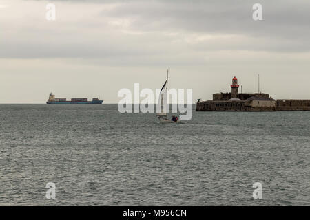 Ein kleines Boot in den Hafen von Dun Laoghaire, Dublin, Irland. Stockfoto