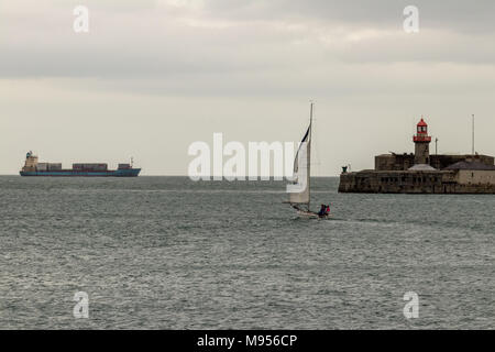 Ein kleines Boot in den Hafen von Dun Laoghaire, Dublin, Irland Stockfoto