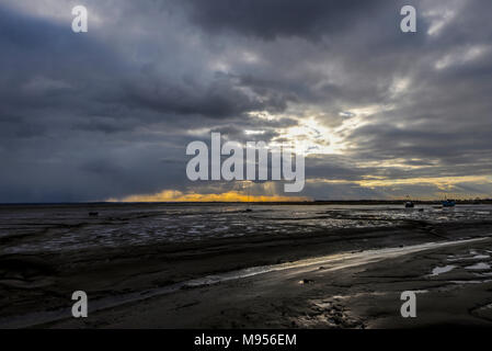 Riesige Schlammfläche in Leigh on Sea, Essex, Themsenmündung bei Ebbe. Leigh Creek bei Sonnenuntergang. Dämmerung Stockfoto