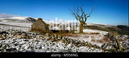 Die alte Scheune auf Kuh niedrig in der Nähe von Castleton Stockfoto