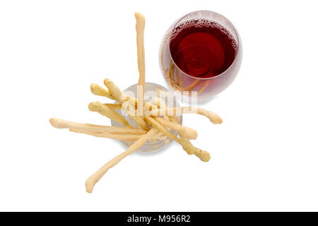 Ein Glas Rotwein mit Brot sticks Stockfoto