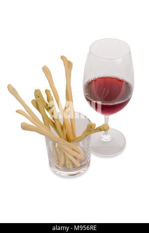 Ein Glas Rotwein mit Brot sticks Stockfoto