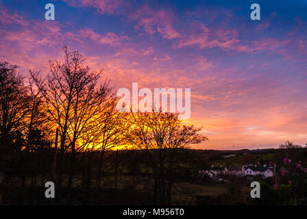 Die Farm und Dorf ist noch in der Finsternis verborgen, aber den herrlichen Sonnenaufgang verspricht einen guten Heiligabend. Stockfoto