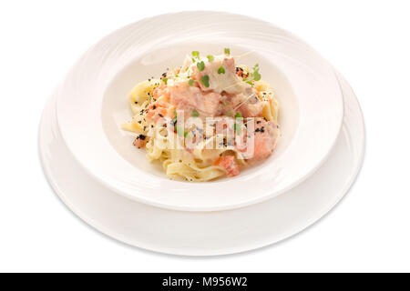 Italienische Pasta mit Meeresfrüchten auf weißem Hintergrund Stockfoto