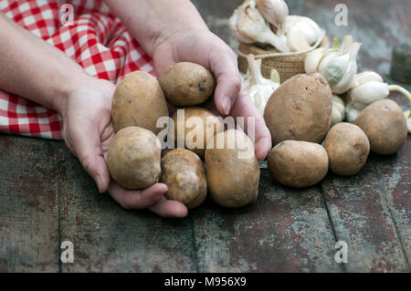 Frau mit Kartoffeln rustikalen vibes Stockfoto