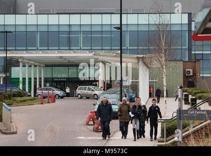 Der Haupteingang des Royal Stoke Krankenhaus in Stoke on Trent mit Besuchern zu Fuß auf dem Gehweg Stockfoto