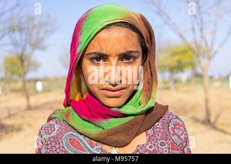 Khara Rajasthan, Indien - 25. Februar 2018: Porträt einer jungen indischen Mädchen mit Kopftuch. Stockfoto