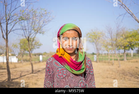 Khara Rajasthan, Indien - 25. Februar 2018: Porträt einer jungen indischen Mädchen mit Kopftuch. Stockfoto