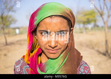 Khara Rajasthan, Indien - 25. Februar 2018: Porträt einer jungen indischen Mädchen mit Kopftuch. Stockfoto