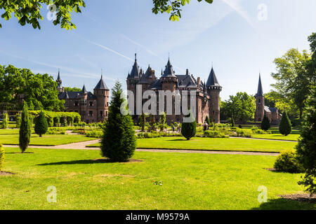 DE HAAR SCHLOSS, Niederlande - 28. MAI 2017: Blick auf die Gärten und das Äußere des De Haar Schloss am 28. Mai 2017. Die im Jahr 1391 erbaute und currentl Stockfoto