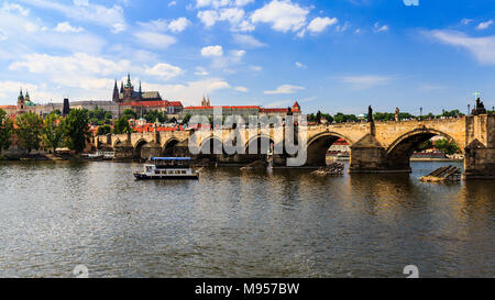 Prag, tschechische Republik - 15. JUNI 2017: Blick von der Karlsbrücke und der Prager Burg an einem sonnigen Tag am 15. Juni 2017. Das sind die wichtigsten Attraktionen für t Stockfoto